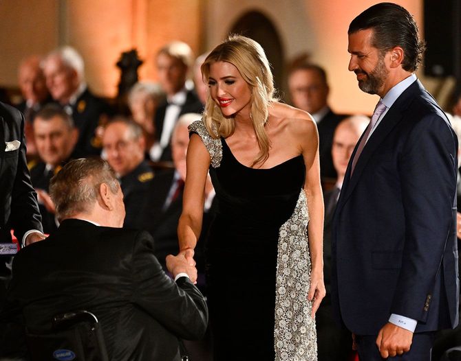 チェコスロバキアの独立記念日にプラハ城で行われた国家勲章とメダルの授与式で、母であるチェコ系アメリカ人の実業家イヴァナ・トランプの記念メダルを受け取るイヴァンカ・トランプ(中央)=2022年10月28日