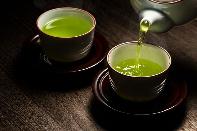 注がれる緑茶
