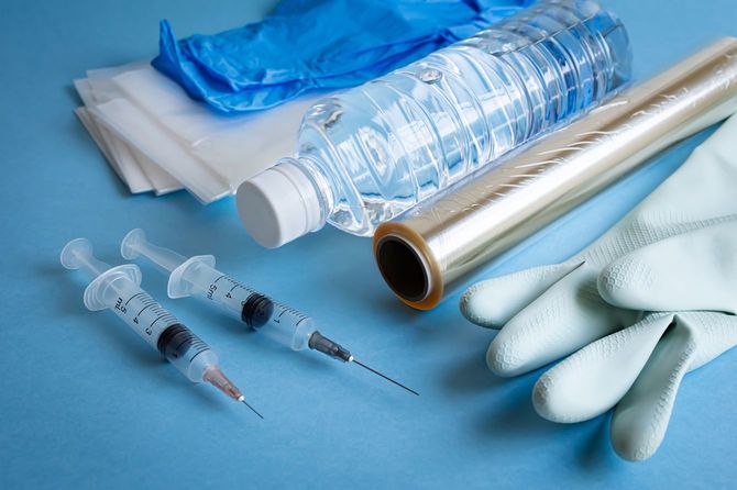 ナフサや石油から作られたプラスチック製品