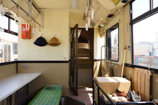 サウナ用の休憩スペース。奥にサウナ室がある。