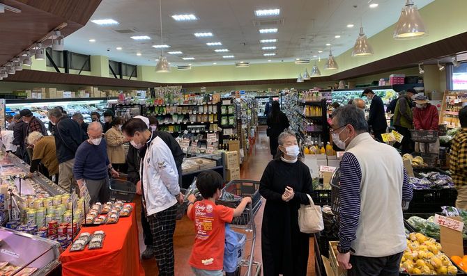 客でにぎわうひまわり市場の店内