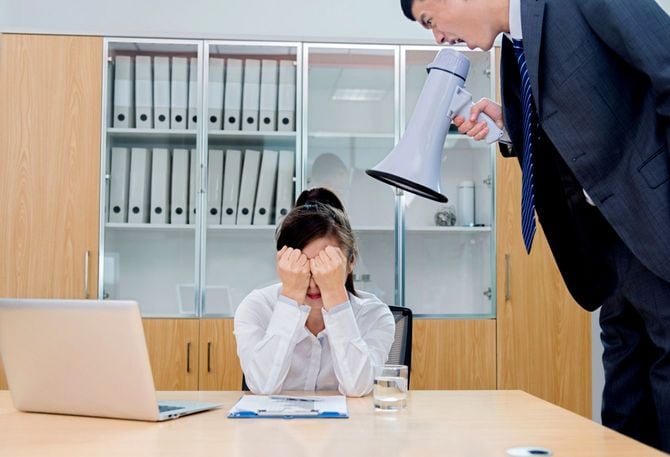 ビジネスウーマンをメガホンで叱責する上司