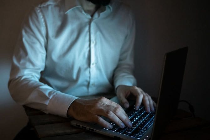 暗い部屋でネットサーフィンをする人