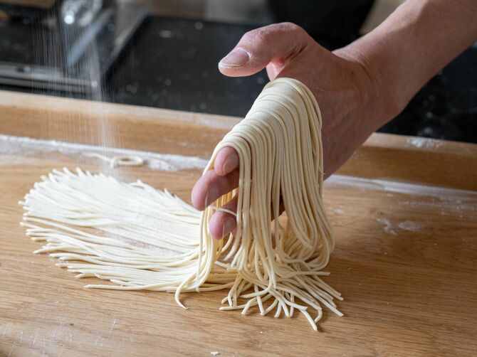 ラーメンを製麺する様子