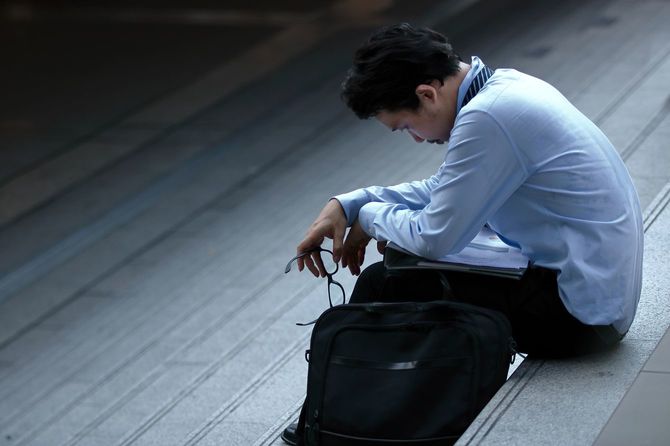 階段に座り込む男性