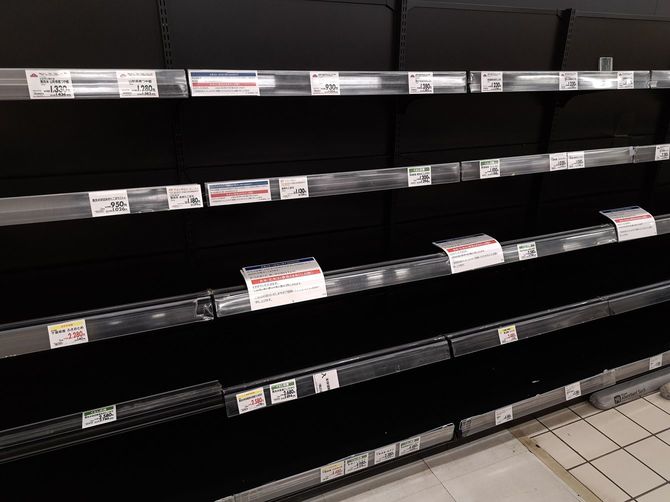 千葉県千葉市美浜区、イオン海浜幕張店の米の棚。2023年の猛暑による在庫不足で各日1家族1点限りになっていたが、棚には米がなかった。（令和のコメ騒動）