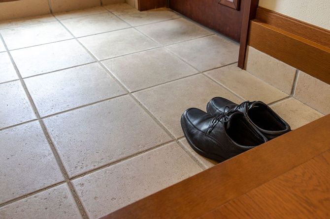 玄関に揃えて置かれた黒い靴