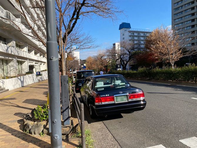 小石川と茗荷谷を繋ぐ道路では需要もないのかタクシーの休憩スポットに