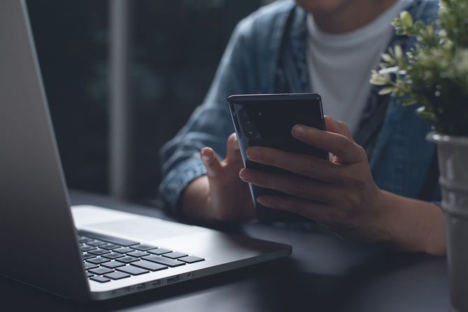 ラップトップコンピュータで入力するビジネスウーマン