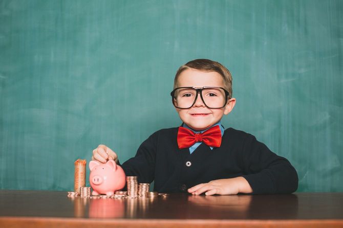 お金持ちに扮した少年