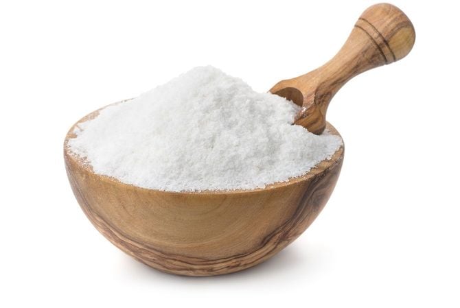 木のボウルに入った塩