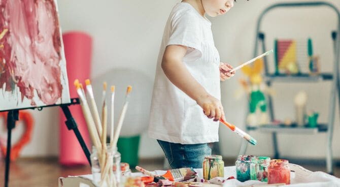 絵を描いている少女