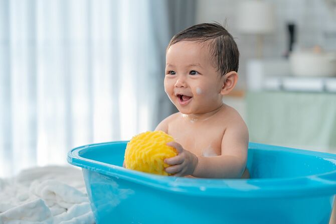 泡で体を洗われる赤ちゃん