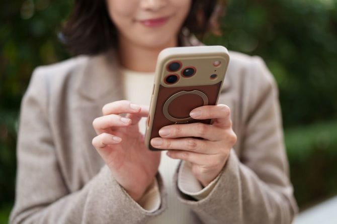 屋外でスマートフォンを使用している女性