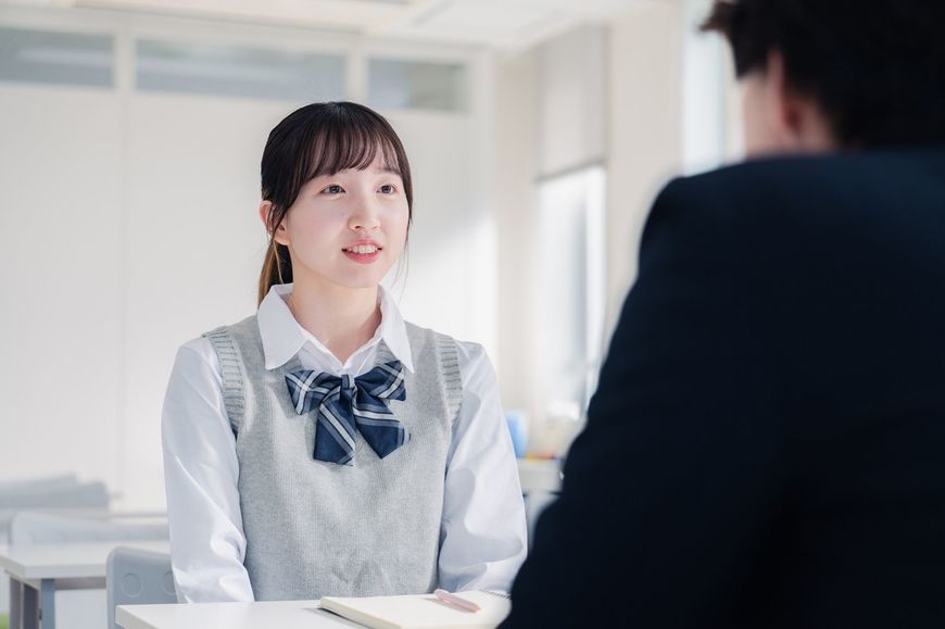 面接で進路指導を受ける女子高生