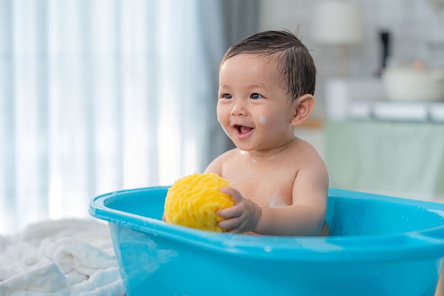 泡で体を洗われる赤ちゃん