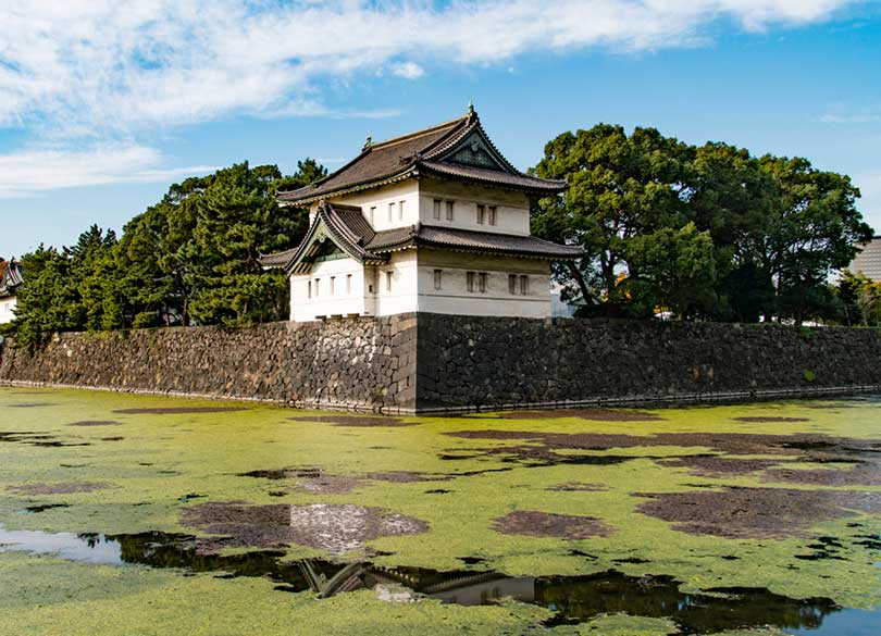 天皇さえ実物をみられない「三種の神器」 なぜ天皇は「神聖」なのか