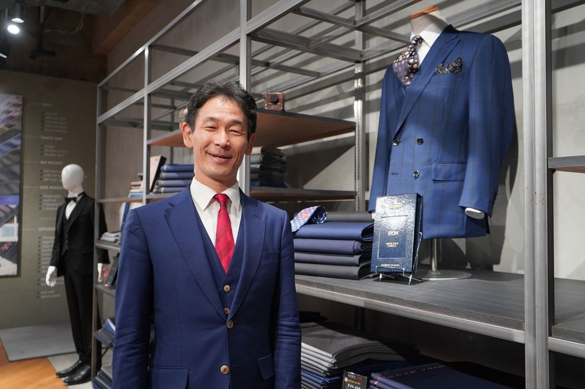 ビジネススーツは「相手に感謝と敬意を伝えるアイテム」と語る佐田さん