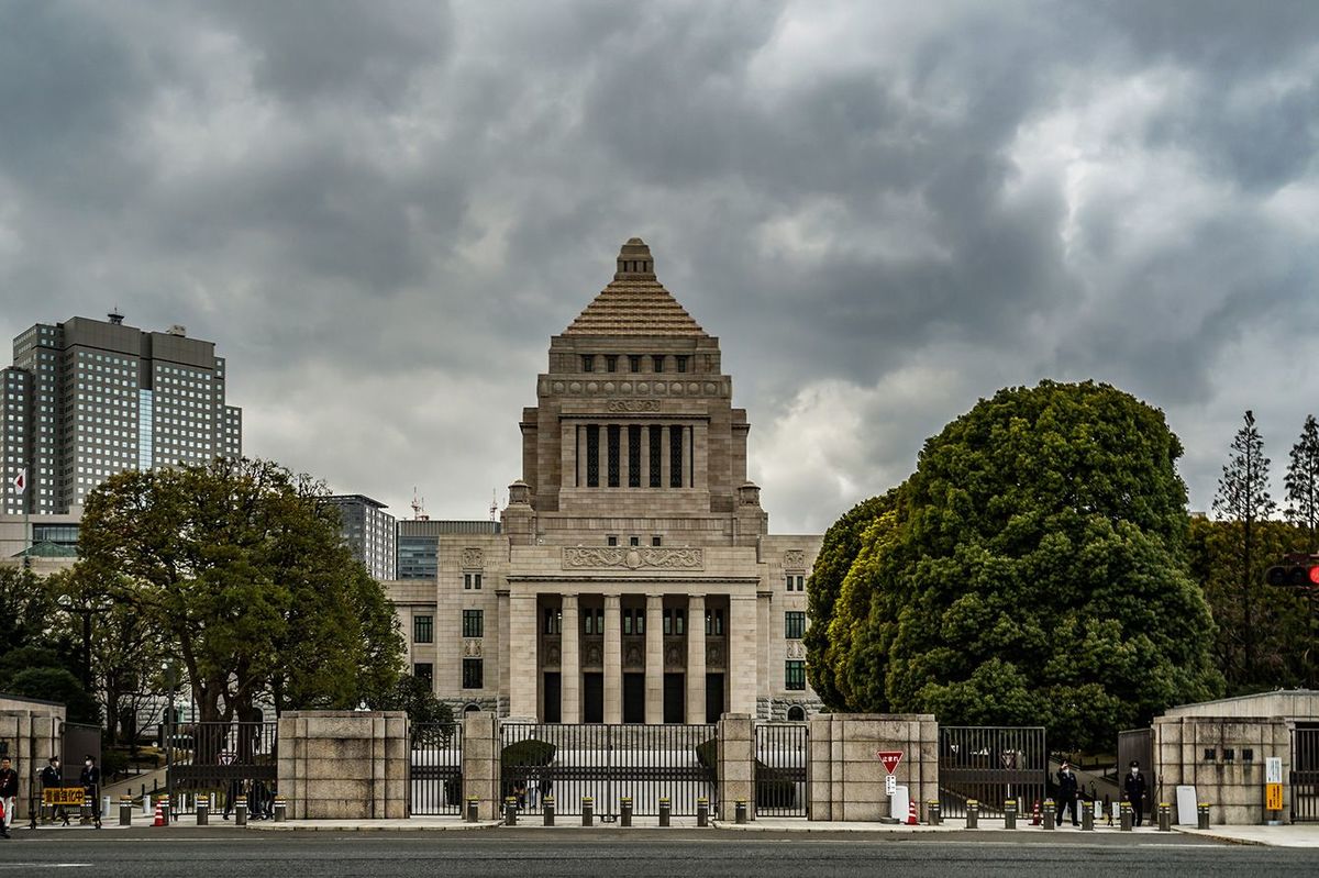 曇り空を背景にした国会議事堂