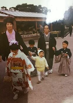 七五三で伊勢神宮にお参りする7歳の浩子さん（手前）、母、祖母、弟たち