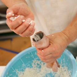 イカに米を詰める作業