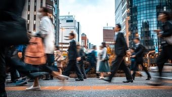 少子化対策に累計130兆円投入したのに出生数は33%減った…日本が年収500万円では子供を持てない国になったワケ