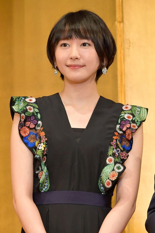 2017年エランドール賞で、特別賞を受賞したドラマ「逃げるは恥だが役に立つ」の制作チームを祝福する、主演を務めた新垣結衣さん（＝2017年2月2日、東京都新宿区の京王プラザホテル）