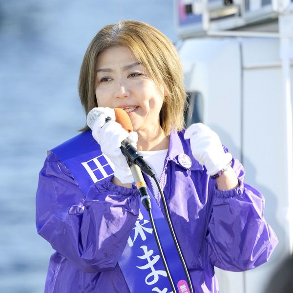 静岡県伊東市長選が告示され、第一声を上げる田久保真紀氏=2025年12月7日午後、伊東市