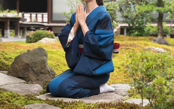 京都の寺院を訪れた時に、青い服を着た日本人女性