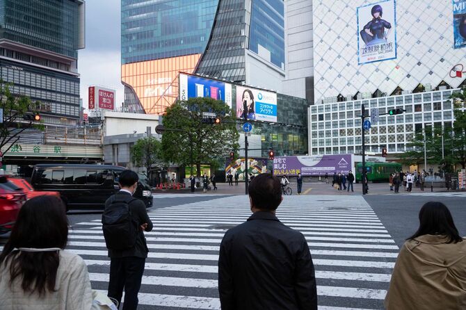 ラッシュアワーの有名な渋谷スクランブル交差点の人が減少