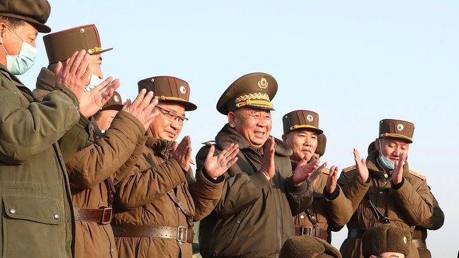 2021年3月25日、軍需工業部、国防科学研究部門の幹部と共に新型戦術誘導弾の試射を指導する李炳哲朝鮮労働党書記＝右から3人目