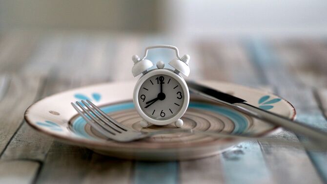 皿の上には8時を指す目覚まし時計