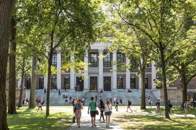 ハーバード大学のキャンパスの中心に位置するハーバード・ヤードでは、学生や観光客が芝生の椅子で休憩している