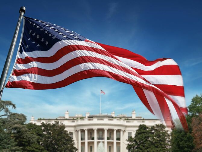 アメリカ国旗とホワイトハウス 