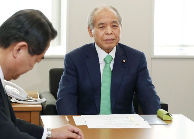 参院懲罰委員会の理事懇談会に臨む鈴木宗男委員長(右)=2023年3月8日、東京・永田町の参院議員会館