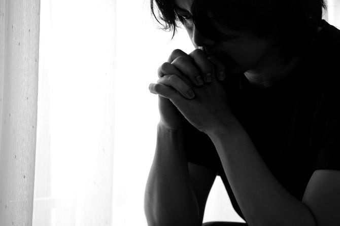 考え事をしている男性