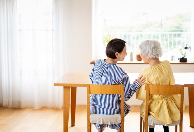 椅子に座って話している2人の女性
