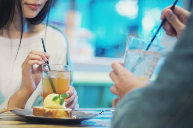 カフェの若いカップル