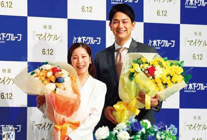 引退会見で花束を手にするりくりゅうペア