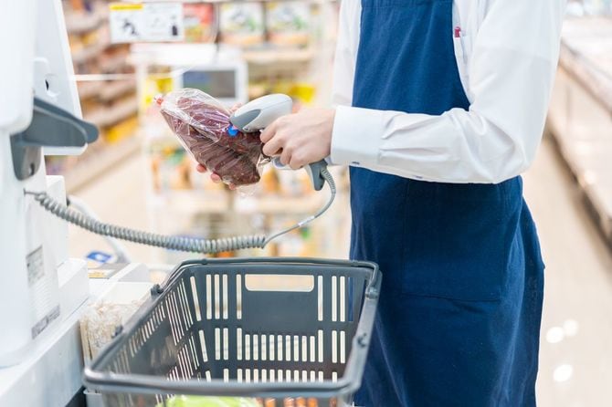 スーパーで買い物をする若いビジネスパーソン