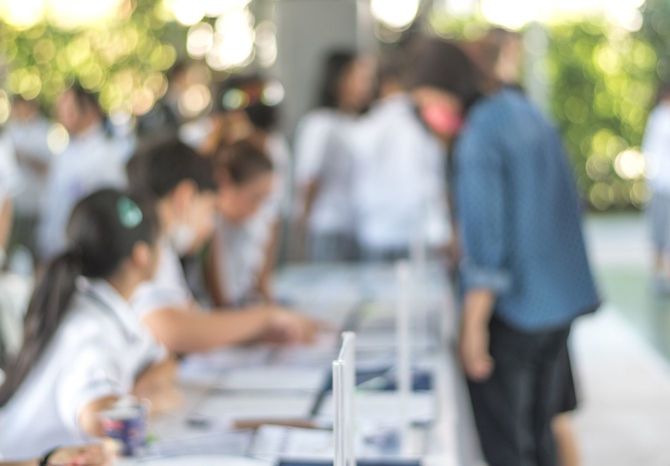 PTAの集まりの前に事前登録に並ぶ親