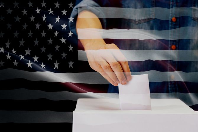 星条旗と1票を投じる人の手元