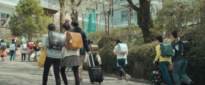 【図3】湖を見下ろす高台に位置する学校は、さながら座礁した船のように見える(第二章に置かれたこのショットでは校舎全体を確認することはできないが、第一章には学校の外観をはっきりと捉えたショットがある)。