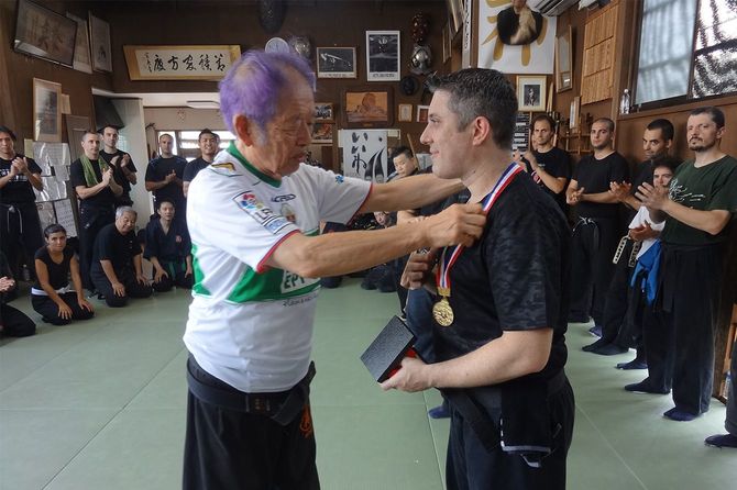 2013年、武神館普及への貢献が認められ、金龍賞メダルを本部道場で授かった瞬間。