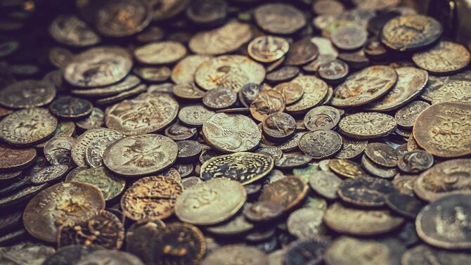 古い硬貨の山