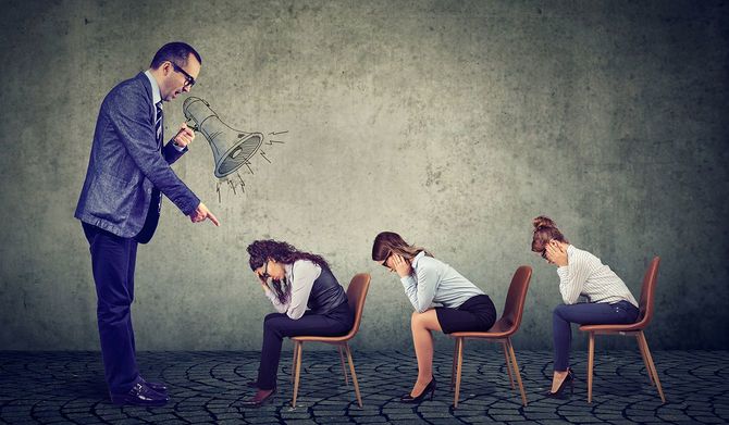 メガホンで叫んで怒っている上司