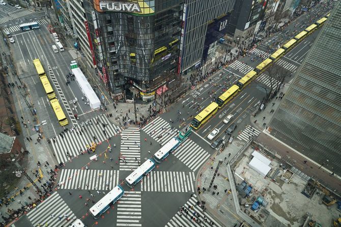 数寄屋橋交差点を過ぎていくランナーたち