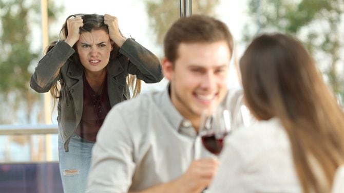 不実な恋人に怒っている女性