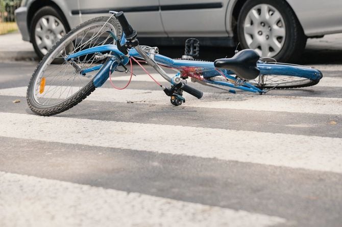 横断歩道に倒れる自転車