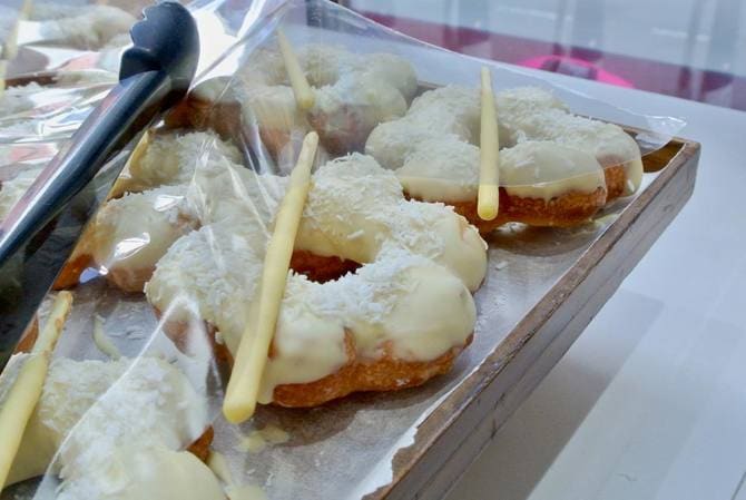 花形のシェイプが目を引く餅粉を使ったドーナツはオススメの品。多種類のフレーバーを取りそろえている。